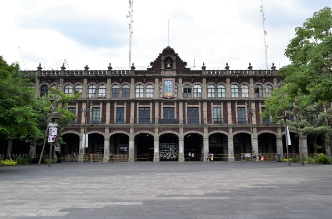 Realiza Secretaría de Administración mantenimiento de la Plaza de Armas «General Emiliano Zapata»
