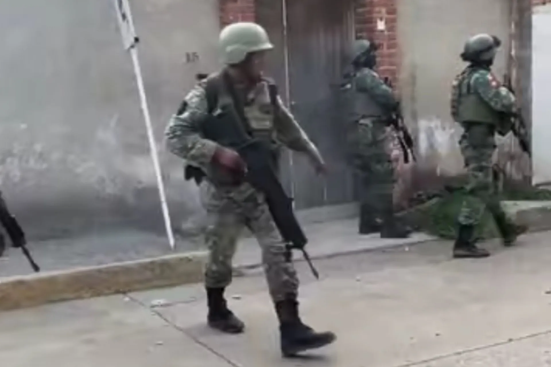 Habitantes de Arcelia, en Guerrero, acorralan a soldados y destruyen oficina del MP