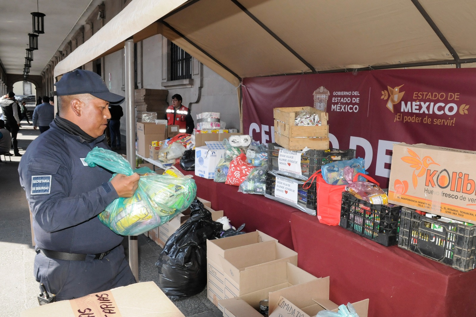 Mexiquenses han donado 350 toneladas de ayuda humanitaria para afectados por el huracán Otis