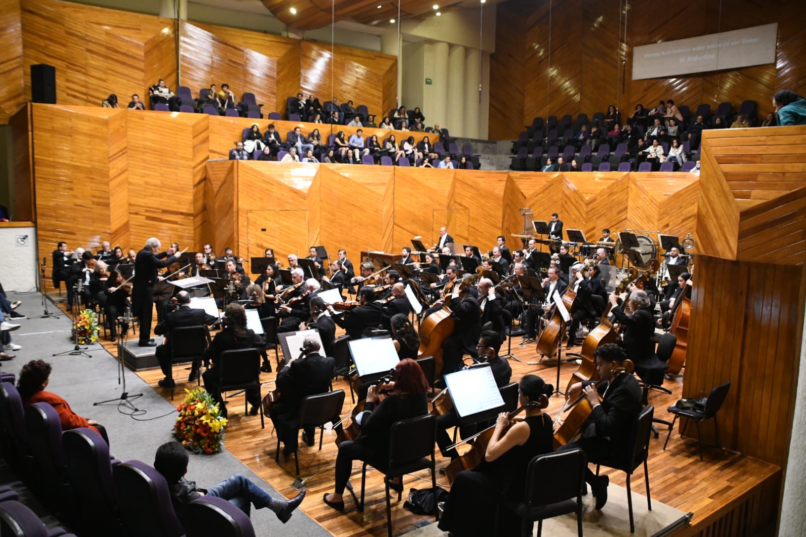 Gordon Campbell dirige la orquesta sinfónica del Estado de México en calidad de huésped