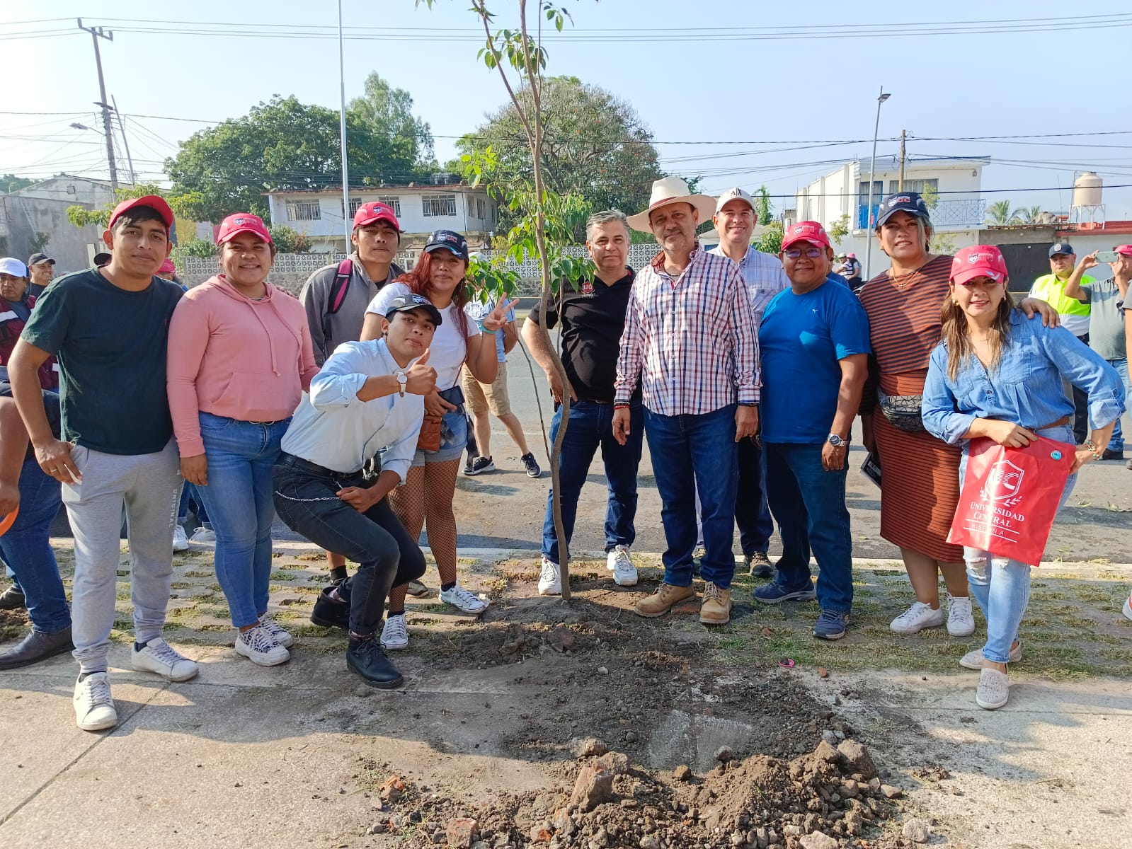 Unidos por un futuro verde, gobierno de Cuautla y ciudadanía se comprometen con el medio ambiente al reforestar la carretera México – Oaxaca