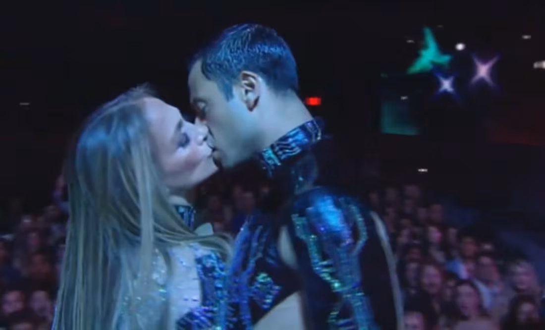 JLo sorprende al besar a sus bailarines en pleno escenario
